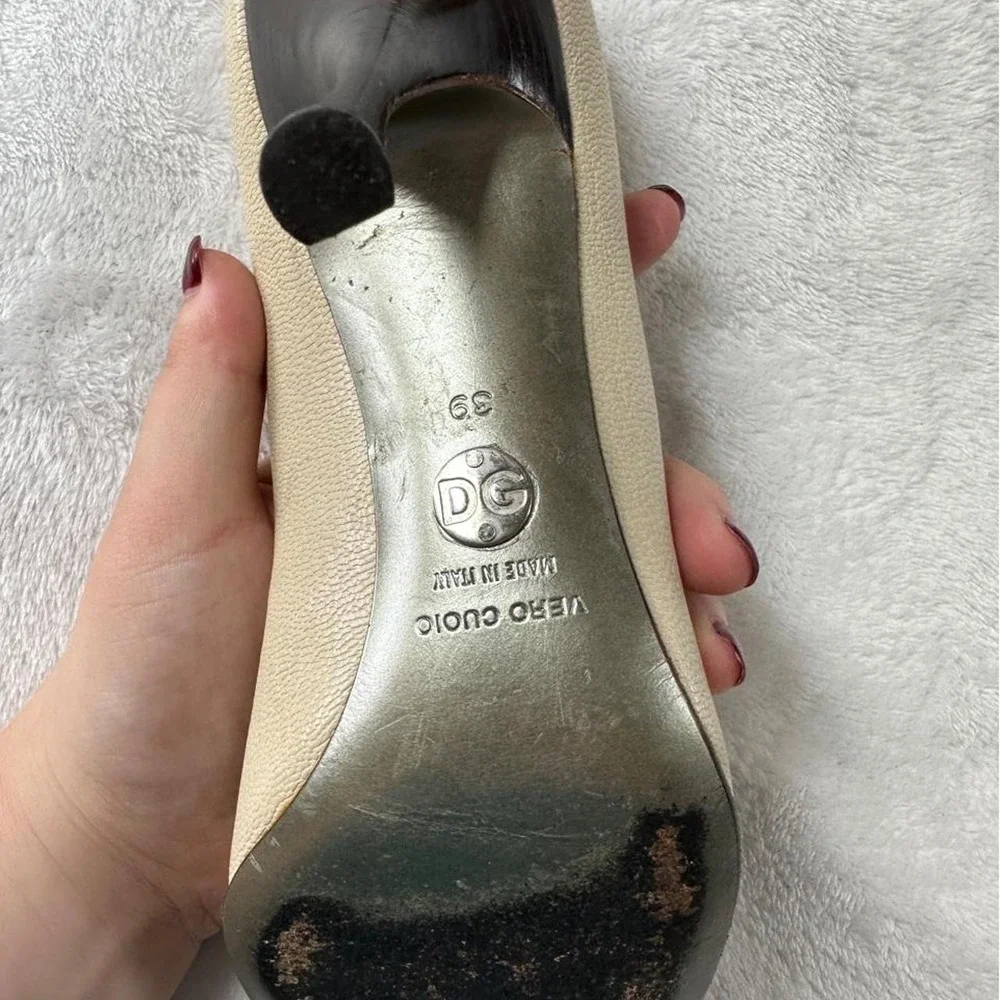Dolce & Gabbana cream pebble leather pumps almond toe detail y2k euro designer